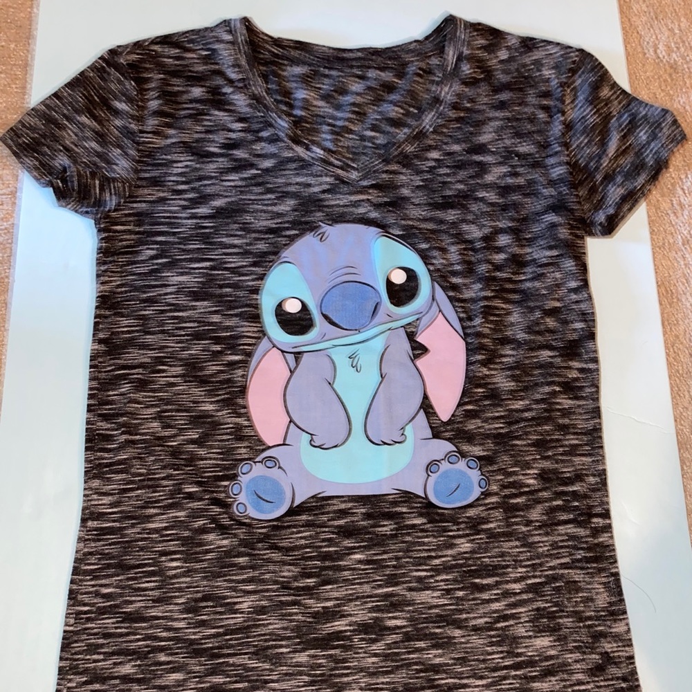 Gray and white stitch shirt. Breathable size S.